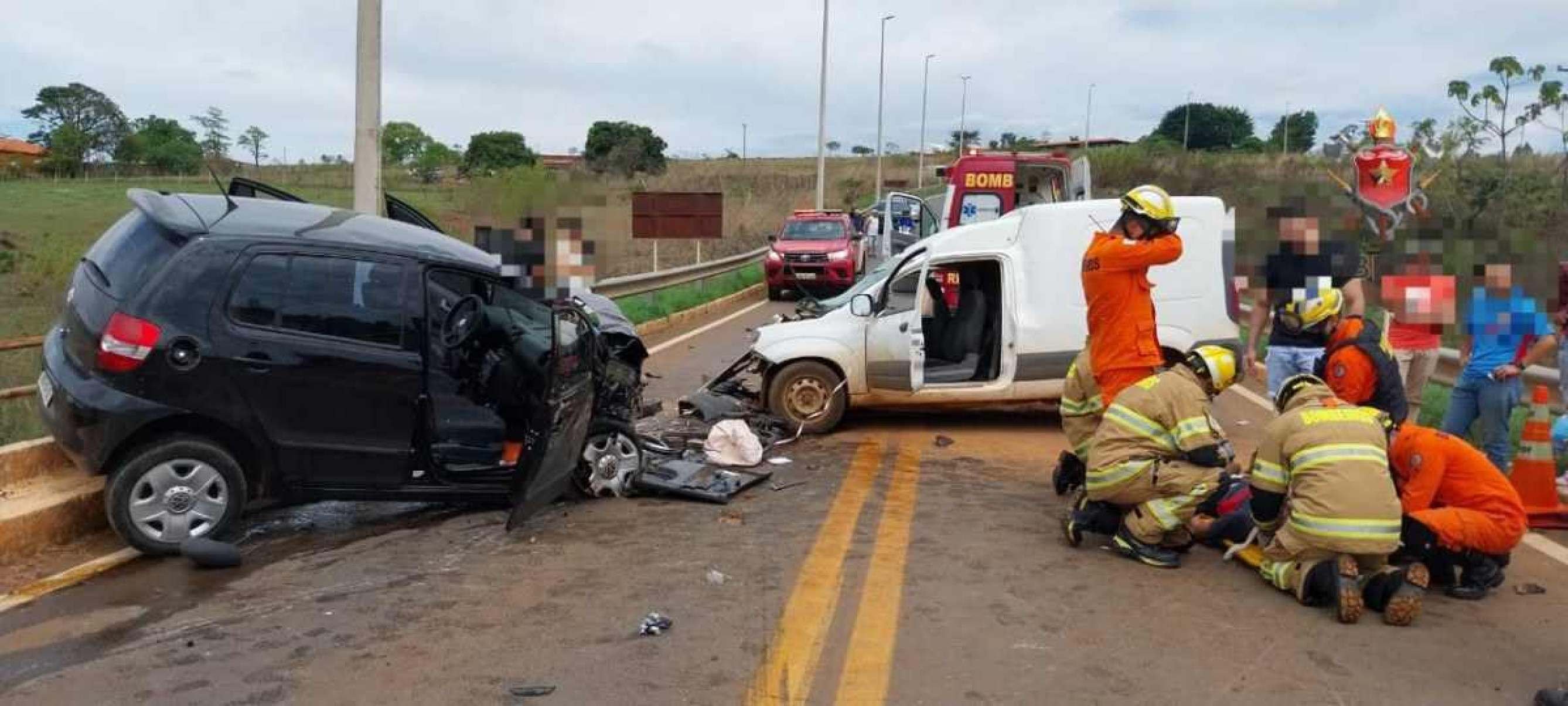 Colisão entre dois carros fere quatro pessoas em ponte de Brazlândia