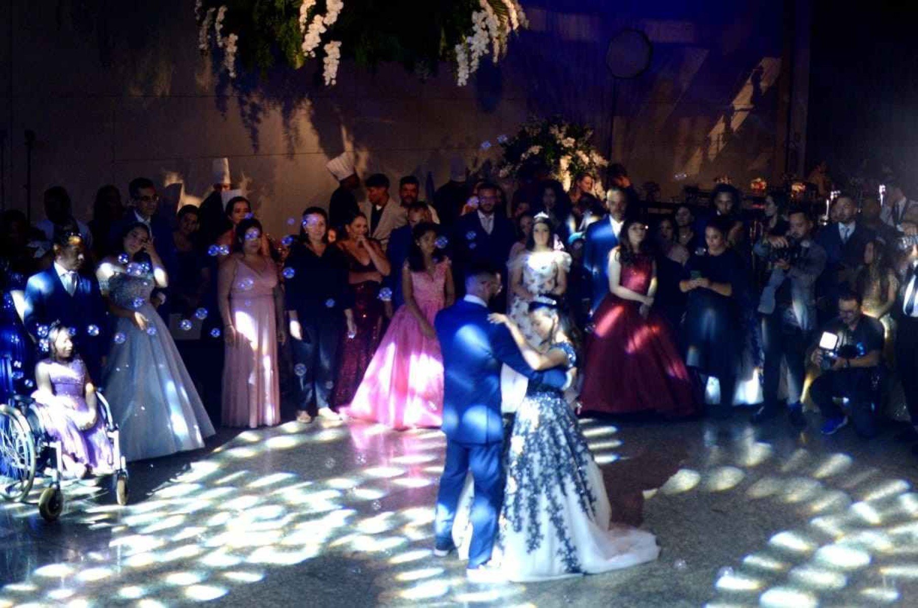 Assistidas pela Abrace dançaram a valsa com os pais no baile Festa de 15 anos da abrace