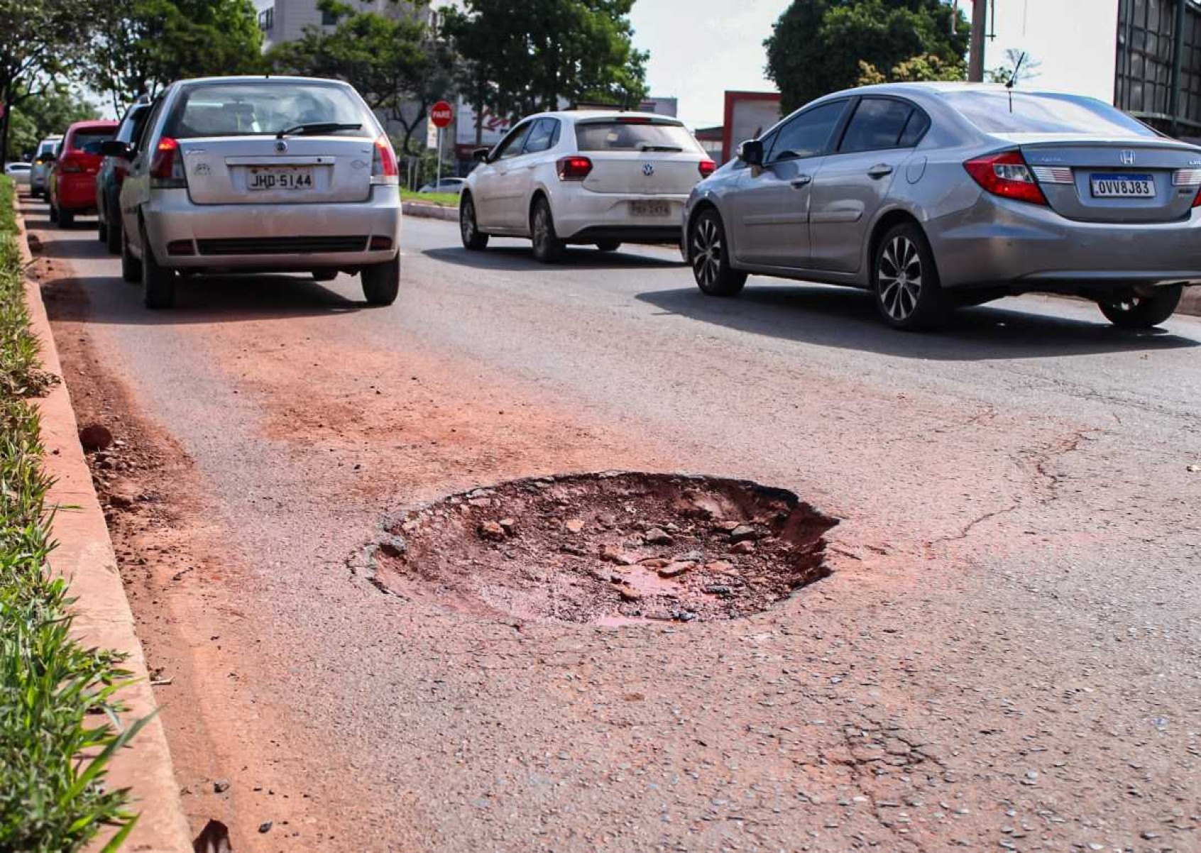 Em Taguatinga Sul, na Avenida Areal, aberturas pequenas começam a se expandir