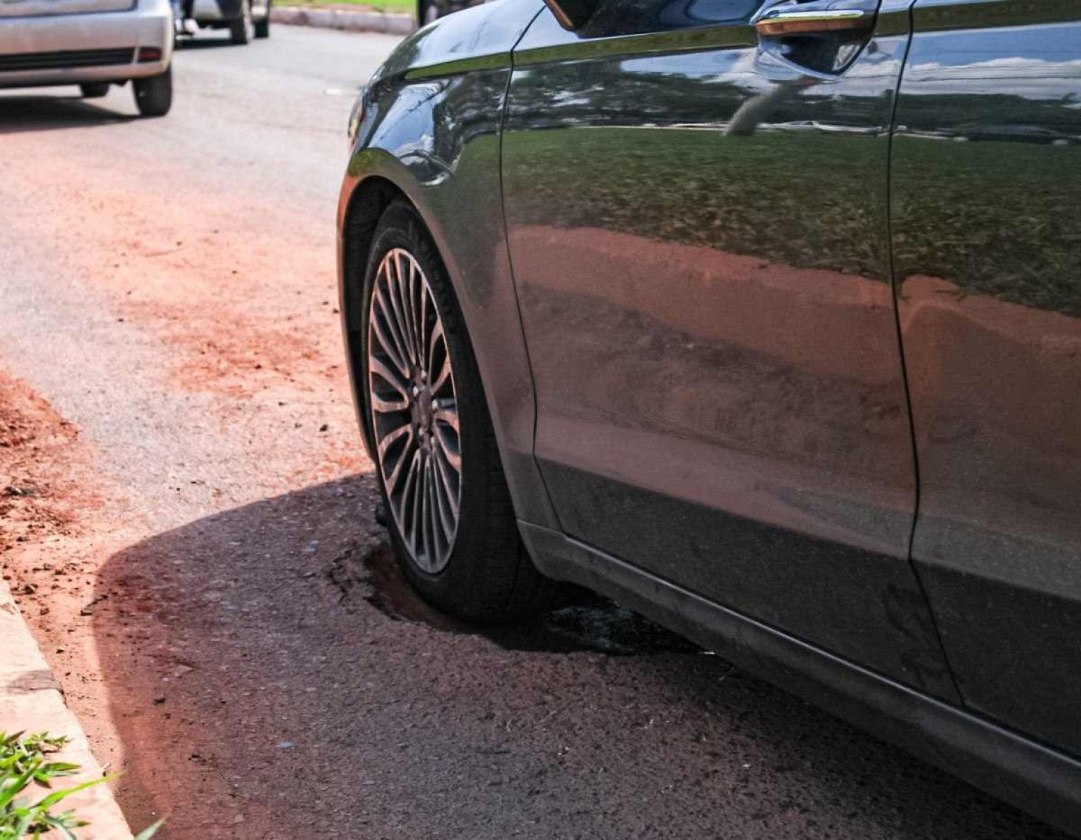 Em Taguatinga Sul, na Avenida Areal, buracos que eram pequenos começam a se expandir