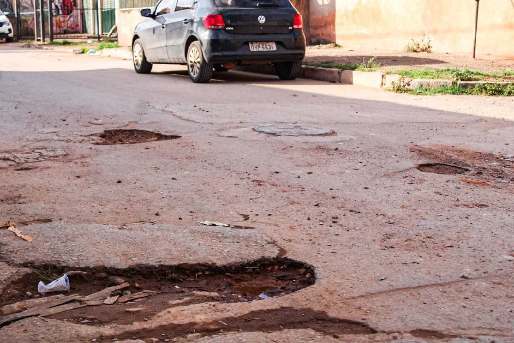 Período de chuva evidencia buracos nas ruas da Estrutural.