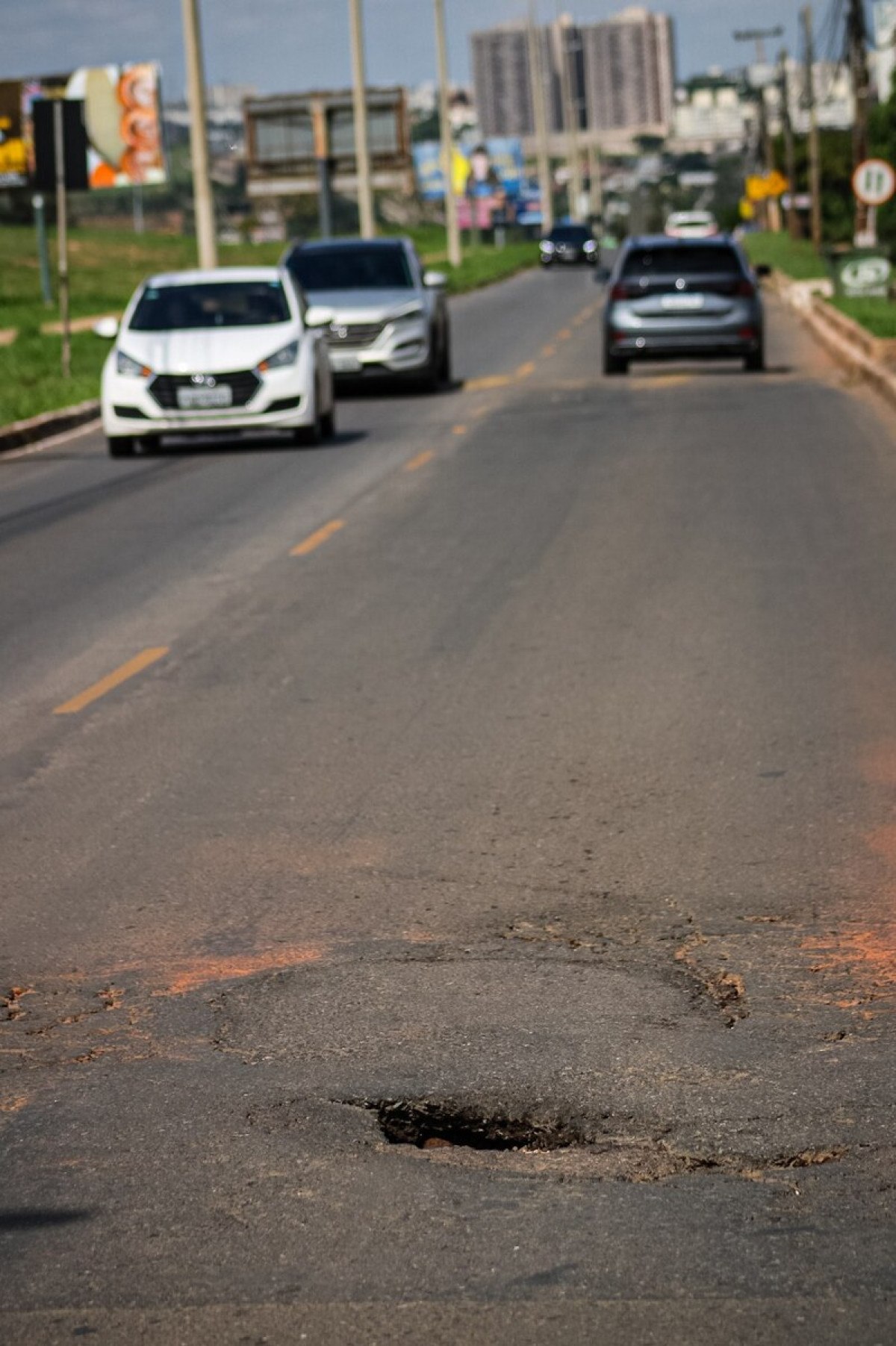 Buracos na Avenida Vereda da Cruz, em Águas Claras