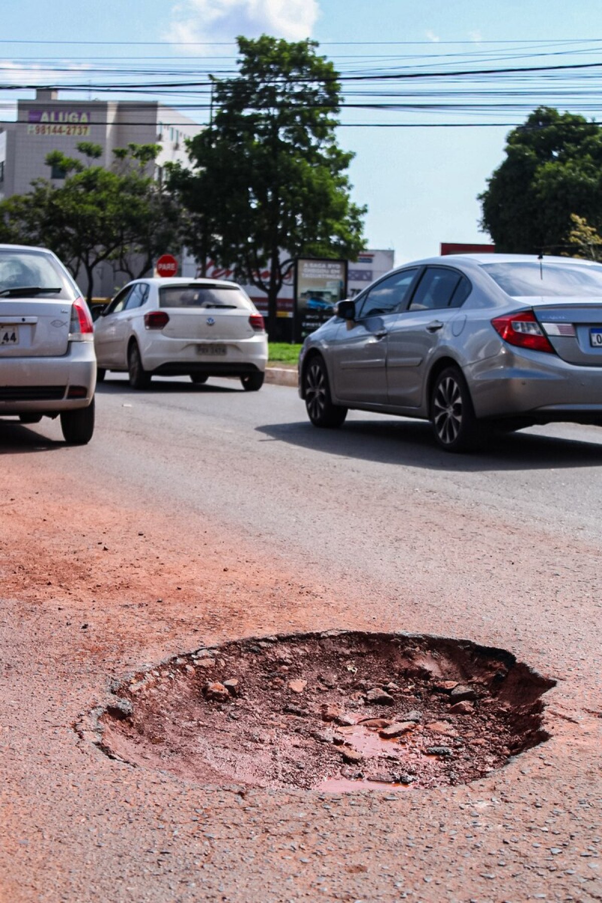 Em Taguatinga Sul, na Avenida Areal, buracos que eram pequenos começam a se expandir