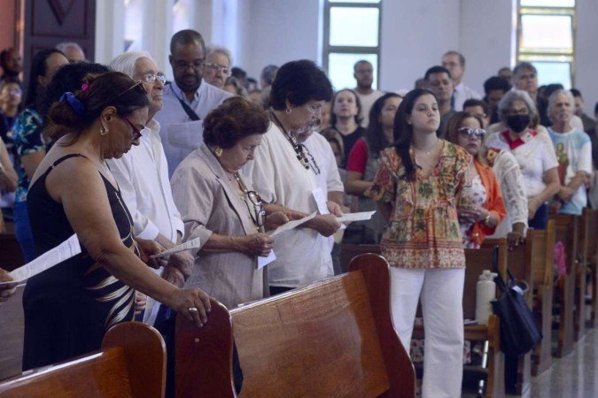 Os devotos foram fazer pedidos e agradecer pelas preces atendidas.