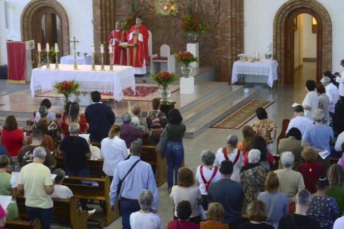 Ao longo do dia, centenas de fiéis foram à paróquia na 908 Sul. Celebração é feita no templo desde 1963, ano de fundação da igreja