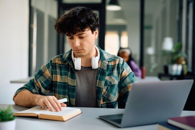 A preparação para a redação do Enem exige domínio da estrutura textual e um repertório sociocultural sólido (Imagem: Drazen Zigic | Shutterstock) - (crédito: EdiCase) A preparação para a redação do Enem exige domínio da estrutura textual e um repertório sociocultural sólido (Imagem: Drazen Zigic | Shutterstock) - (crédito: EdiCase)