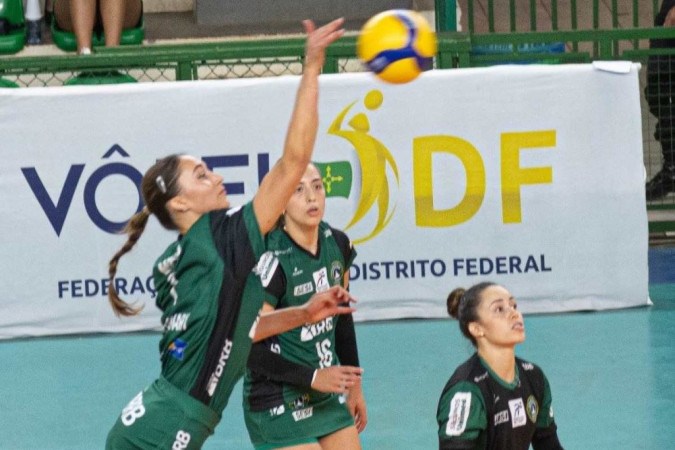 A húngara Giulia Petovary Panni em ação contra o Flamengo na estreia: ela é uma das estrangeiras do Brasília Vôlei no duelo de hoje contra o Praia Clube, em Uberlândia -  (crédito: Rogério Guerreiro/Brasília Vôlei)