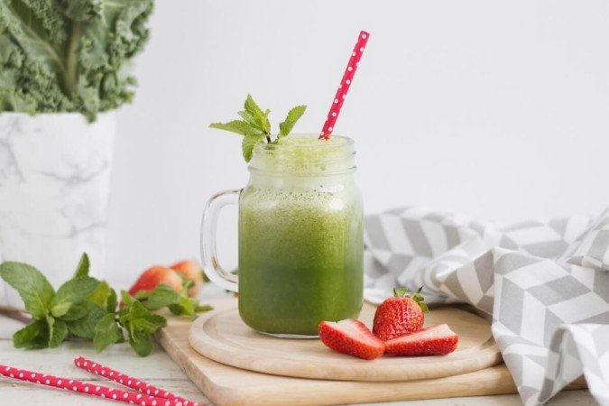 Suco de couve com morango e abacaxi (Imagem: Veronika Smirnaya | Shutterstock) - (crédito: Edicase) Suco de couve com morango e abacaxi (Imagem: Veronika Smirnaya | Shutterstock) - (crédito: Edicase)