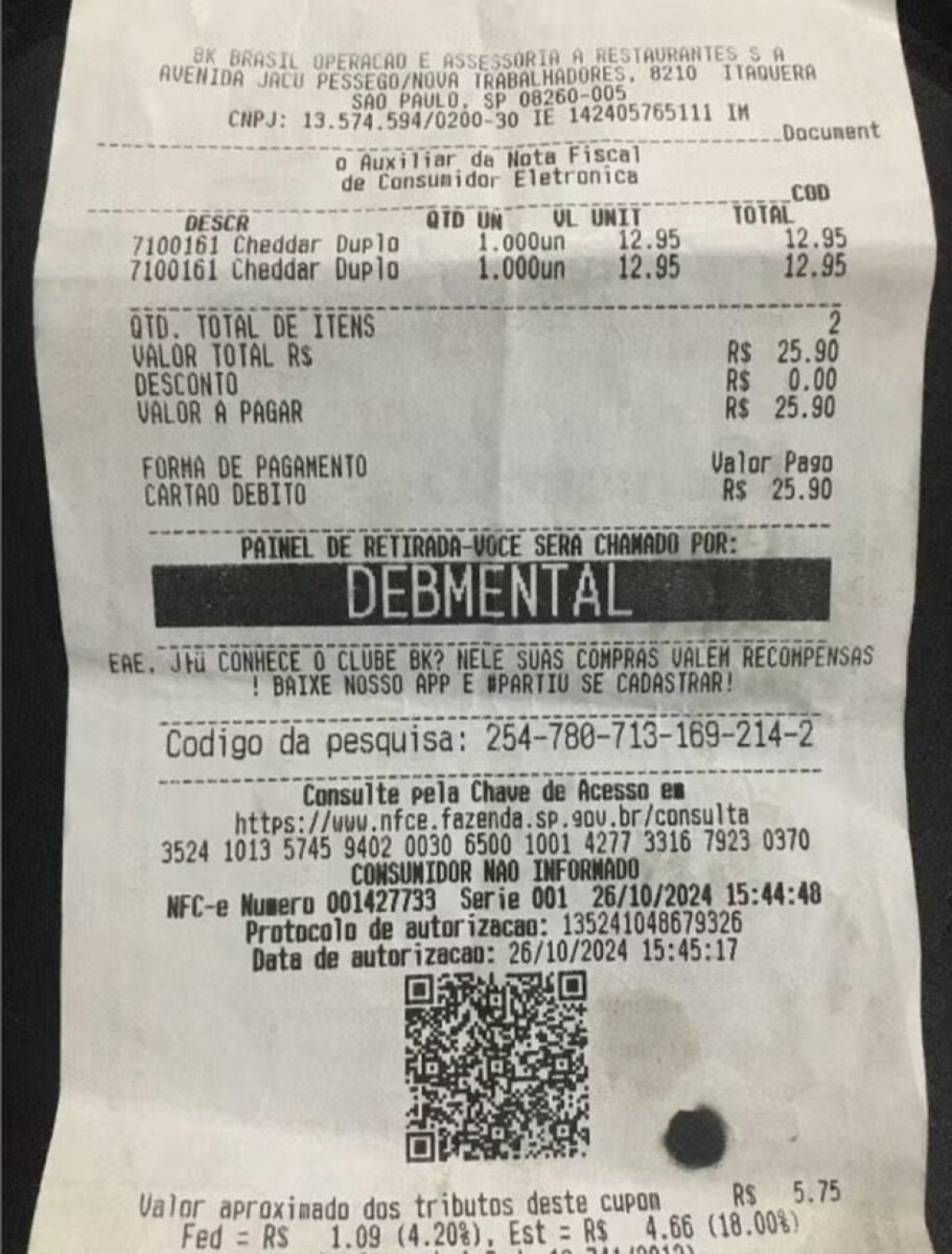 Funcionária de rede de fast-food é demitida após identificar cliente como 'debmental'