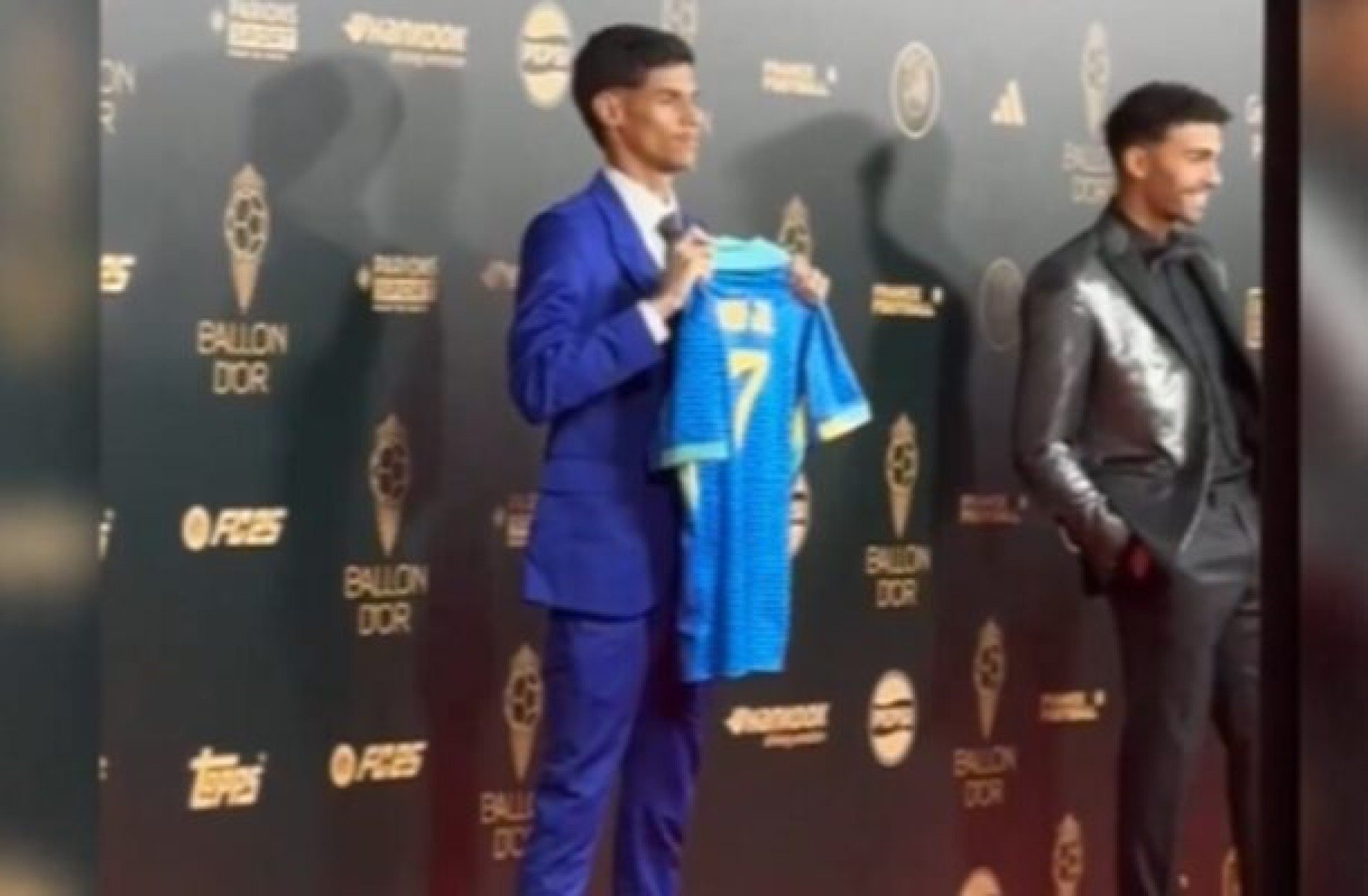Luva de Pedreiro chega na cerimônia da Bola de Ouro com a camisa de Vini Jr