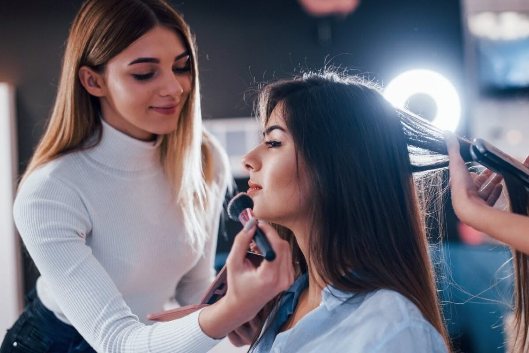 A área da beleza é um dos setores mais dinâmicos e promissores da economia (Imagem: Standret Natalia | Shutterstock) - (crédito: EdiCase) A área da beleza é um dos setores mais dinâmicos e promissores da economia (Imagem: Standret Natalia | Shutterstock) - (crédito: EdiCase)