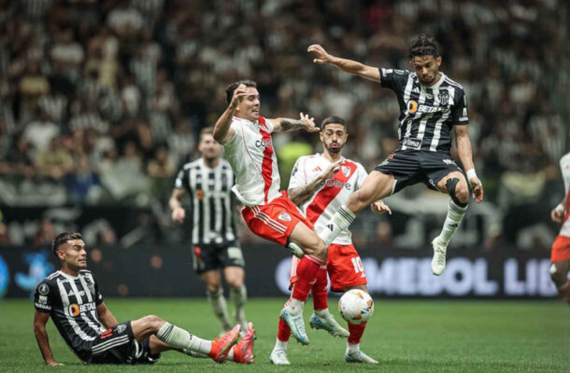 Libertadores: diferença salarial entre brasileiros e argentinos vai de 0,6% para 53% em quatro anos -  (crédito: Fotos: Pedro Souza / Atlético)