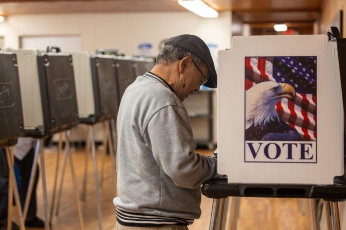 Eleitor vota em um dos locais que recebe votação antecipada, na Carolina do Norte -  (crédito: Getty Images)