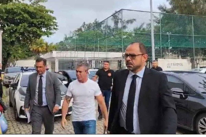 Andrade controla bancas de jogo do bicho e máquinas caça-níqueis pela cidade, sendo considerado uma figura influente e temida na região - (crédito: Imagem MPRJ ) Andrade controla bancas de jogo do bicho e máquinas caça-níqueis pela cidade, sendo considerado uma figura influente e temida na região - (crédito: Imagem MPRJ )