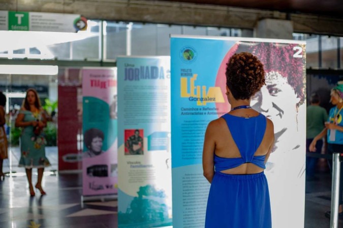 Exposição reúne painéis com fotos que contam a história do pensador