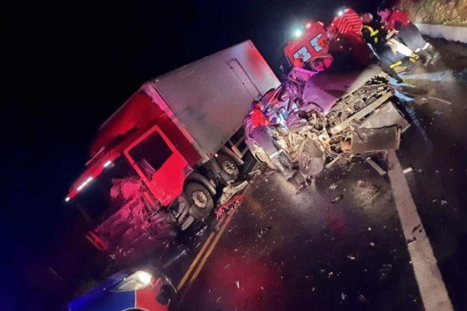 Acidente entre carro e caminhão matou quatro pessoas e feriu uma na BR-262 - (crédito: Redes Sociais) Acidente entre carro e caminhão matou quatro pessoas e feriu uma na BR-262 - (crédito: Redes Sociais)