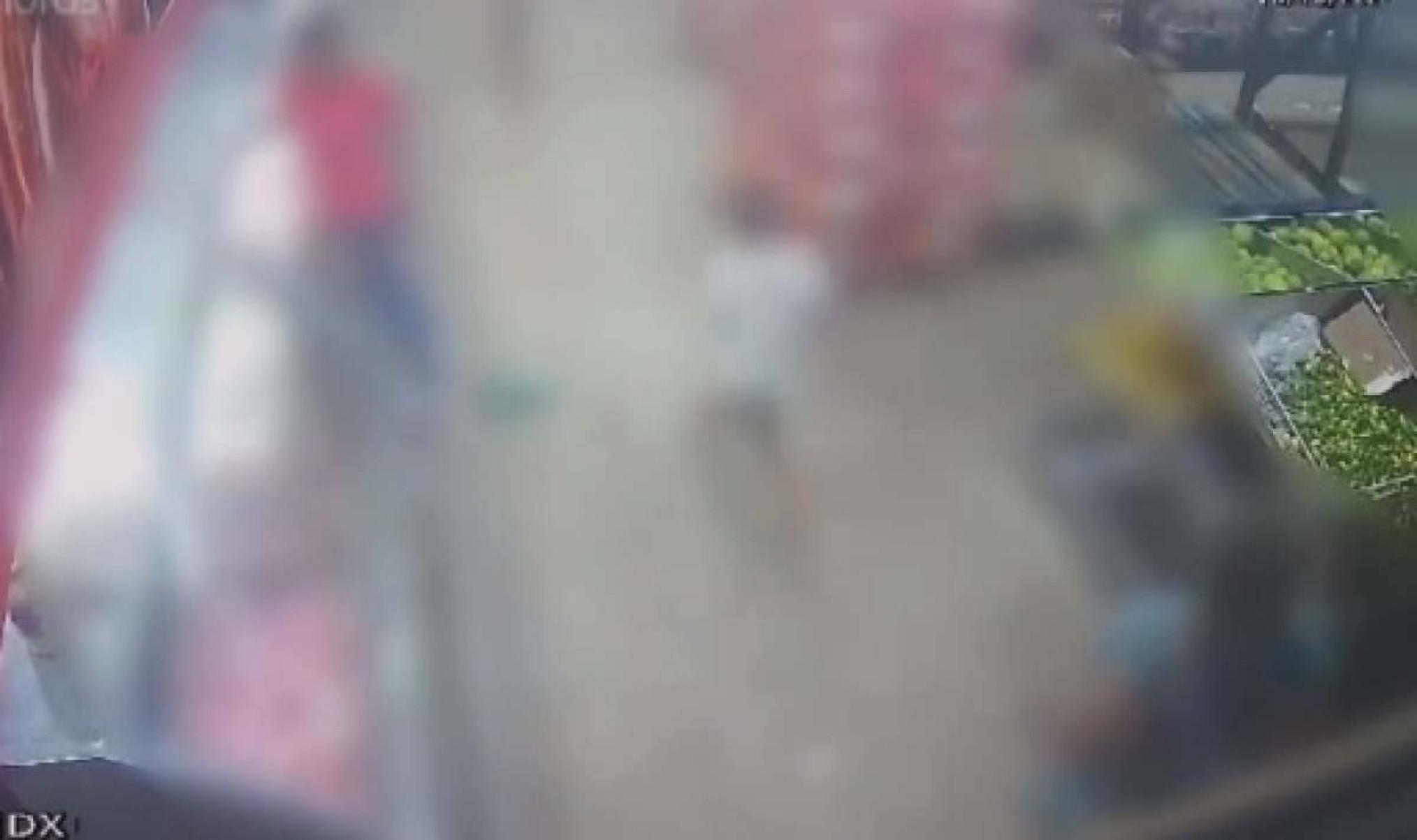 Vídeo: Açougueiro esfaqueia cliente em supermercado após briga e vai preso