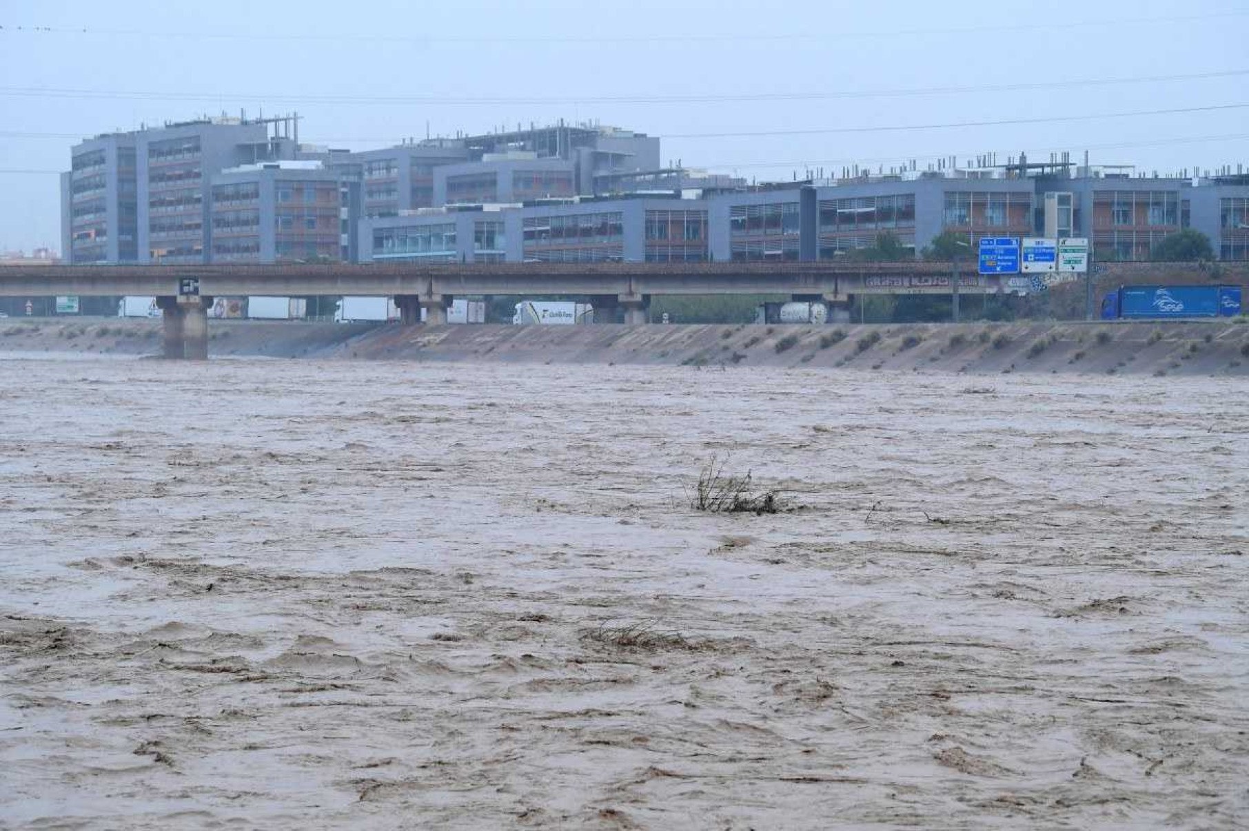 Inundações em Valencia deixaram ao menos 60 mortos até a manhã desta quarta-feira (30/10)      