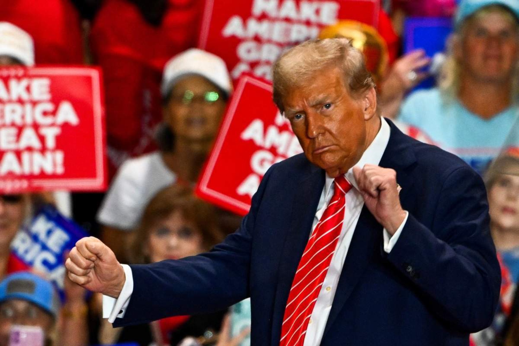 Donald Trump dança depois de falar em Rocky Mount, Carolina do Norte: 