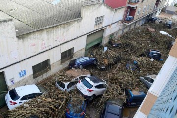 Inundações em Valencia deixaram ao menos 60 mortos até a manhã desta quarta-feira (30/10)       -  (crédito: Jose Jordan / AFP)