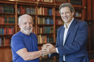 Presidente Lula com ministro Haddad no Palácio da Alvorada: últimos ajustes para o pacote fiscal  -  (crédito: Reprodução/Ricardo Stuckert)