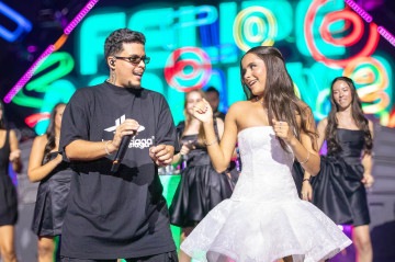 Lara Martins celebra 15 anos em festa com Felipe Amorim e Kvsh - 