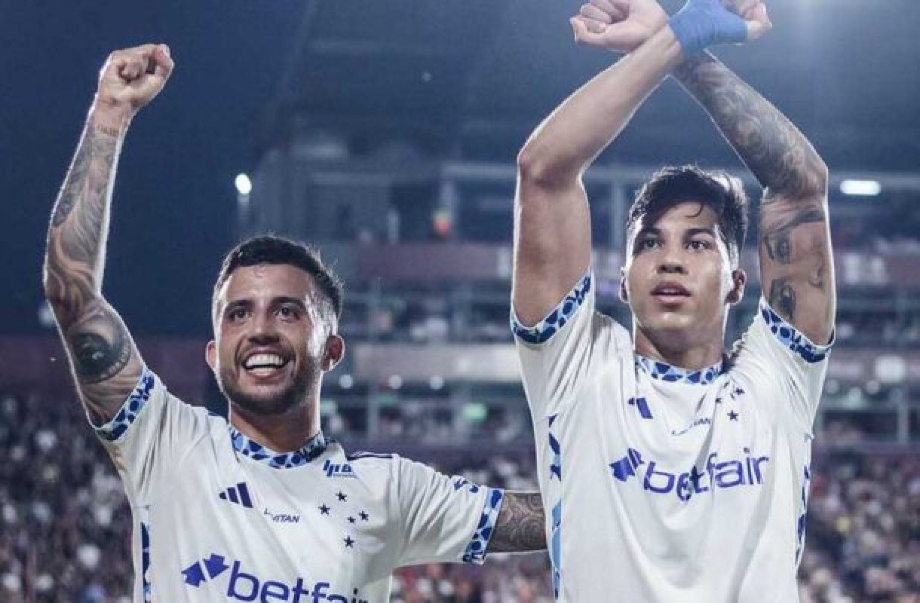 Atacante marca aos 45 minutos do primeiro tempo, time mineiro aguenta a pressão adversária e aguarda Racing ou Corinthians na decisão -  (crédito: Foto: Gustavo Aleixo/Cruzeiro)