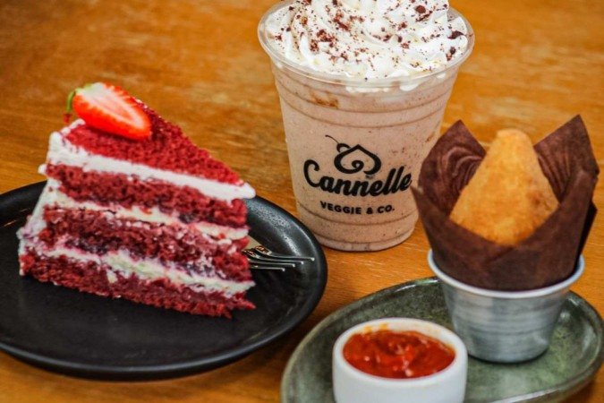  30/10/2024 Crédito: Kayo Magalhães/CB/D.A Press. Gastronomia. Bolo red velvet, coxinha de jaca e milk shake de cocomaltine do Cannelle.