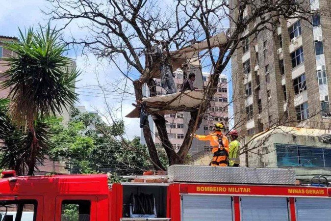 Operação de retirada do homem ocorreu na manhã e na tarde desta quarta-feira (30/10) - (crédito: Gladyston Rodrigues/EM/D.A Press) Operação de retirada do homem ocorreu na manhã e na tarde desta quarta-feira (30/10) - (crédito: Gladyston Rodrigues/EM/D.A Press)