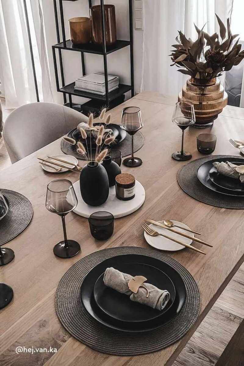 Peças escuras dão destaque a comidas claras 