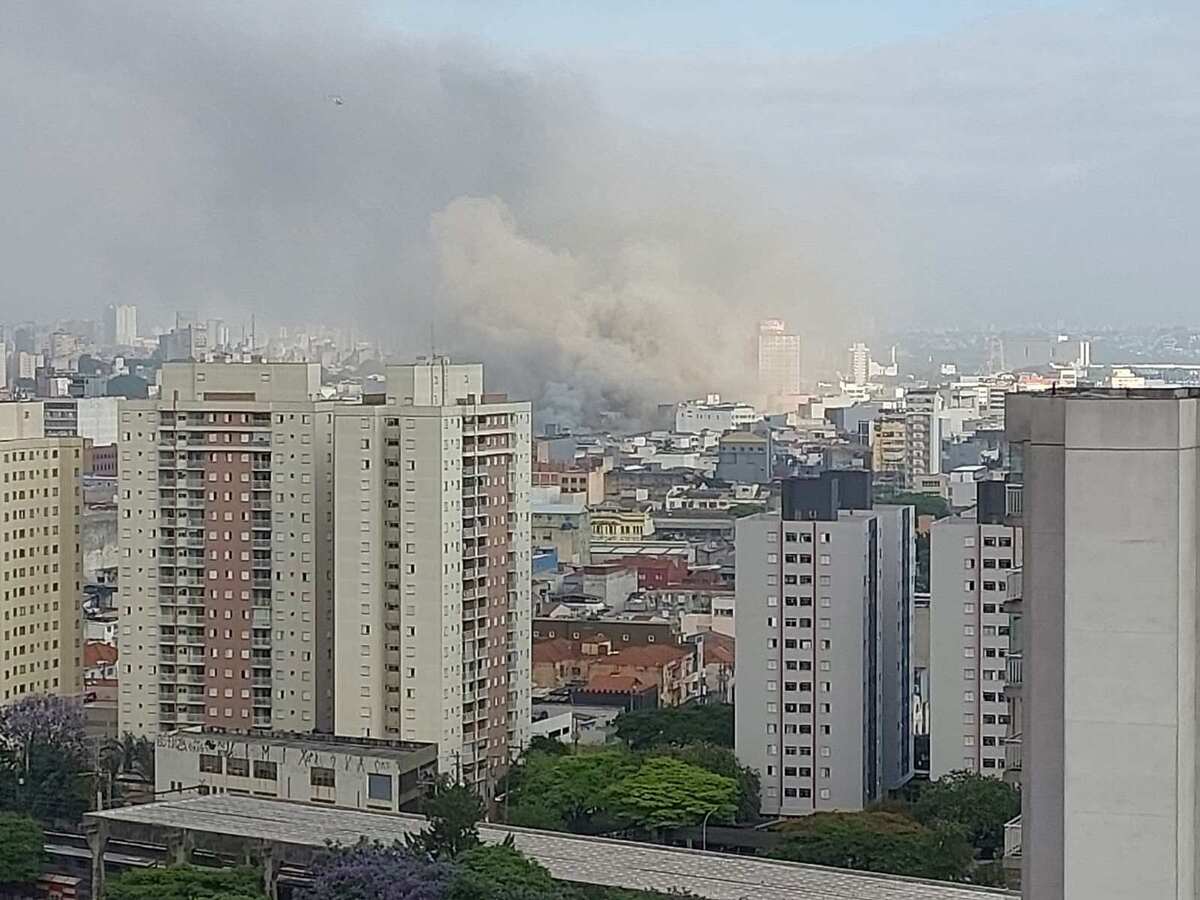 Incêndio em prédio no Brás, em São Paulo  -  (crédito: Crédito: X/@BRICScitizen)