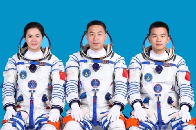 Lin Xiqiang, vice-diretor da Agência Espacial Tripulada da China (CMSA), destacou que dois dos três tripulantes enviados nasceram na década de 1990 — sendo eles Song Lingdong e Wang Haoze — e que esse é o primeiro voo espacial deles -  (crédito: Reprodução/CMSA)