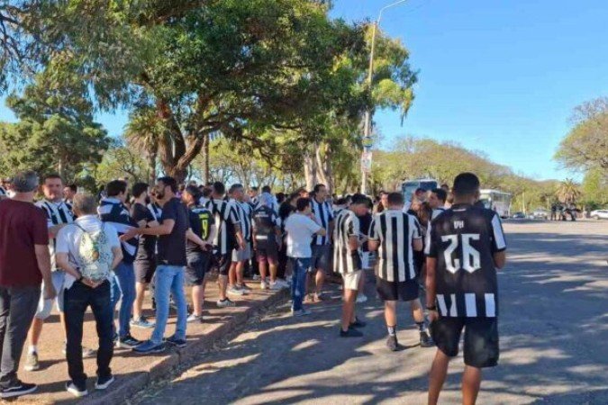Cerca de 700 torcedores alvinegros se deslocam para o palco da partida contra o Peñarol, na noite desta quarta-feira - (crédito: Foto: Leonardo Pereira) Cerca de 700 torcedores alvinegros se deslocam para o palco da partida contra o Peñarol, na noite desta quarta-feira - (crédito: Foto: Leonardo Pereira)