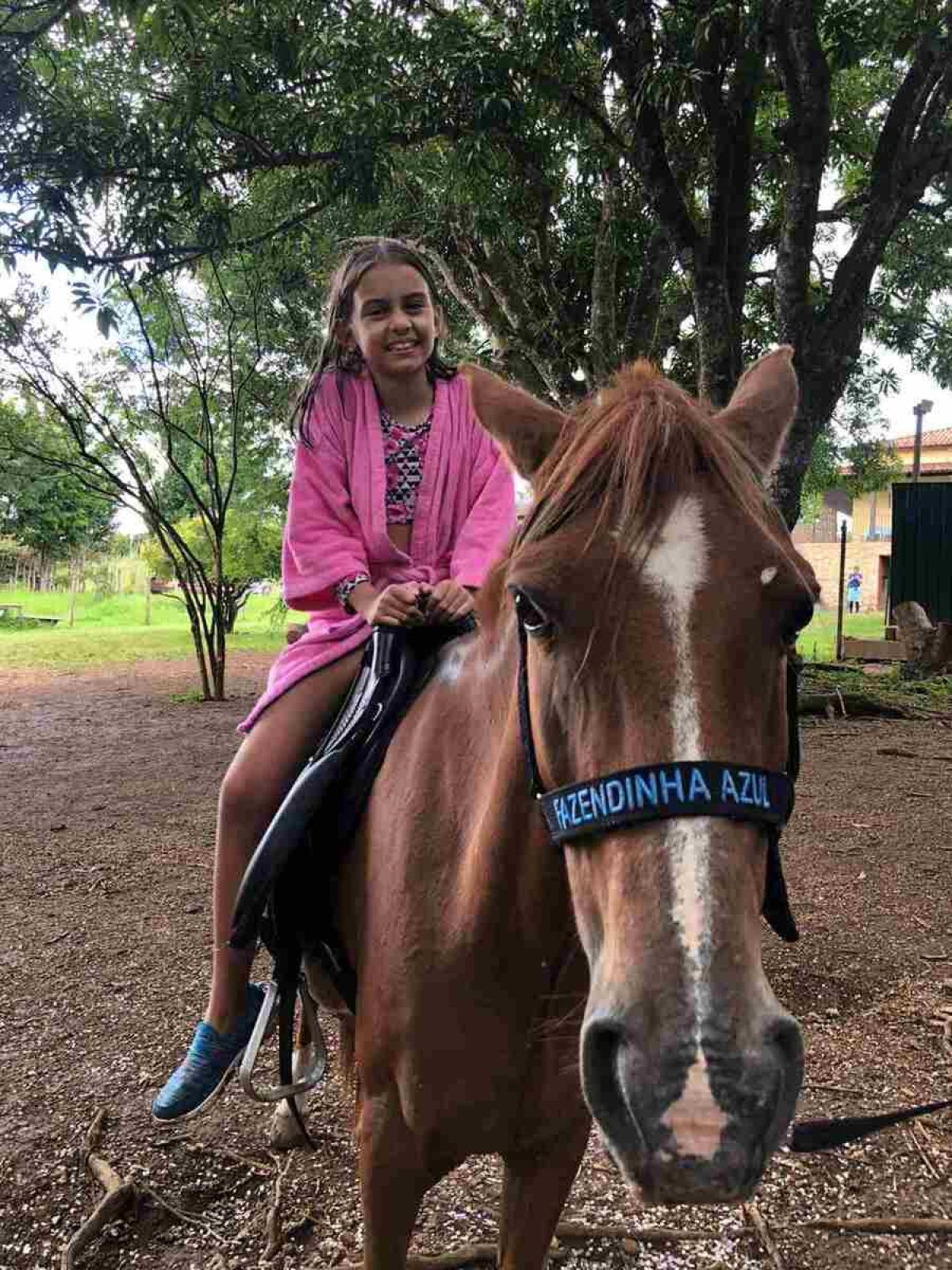 Na Fazendinha Azul, Bruna andou a cavalo e se divertiu com a programação