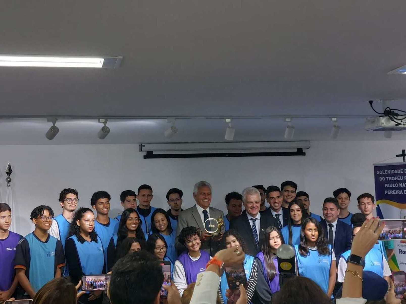 Ronaldo Caiado recebe prêmio em Brasília por desempenho na educação