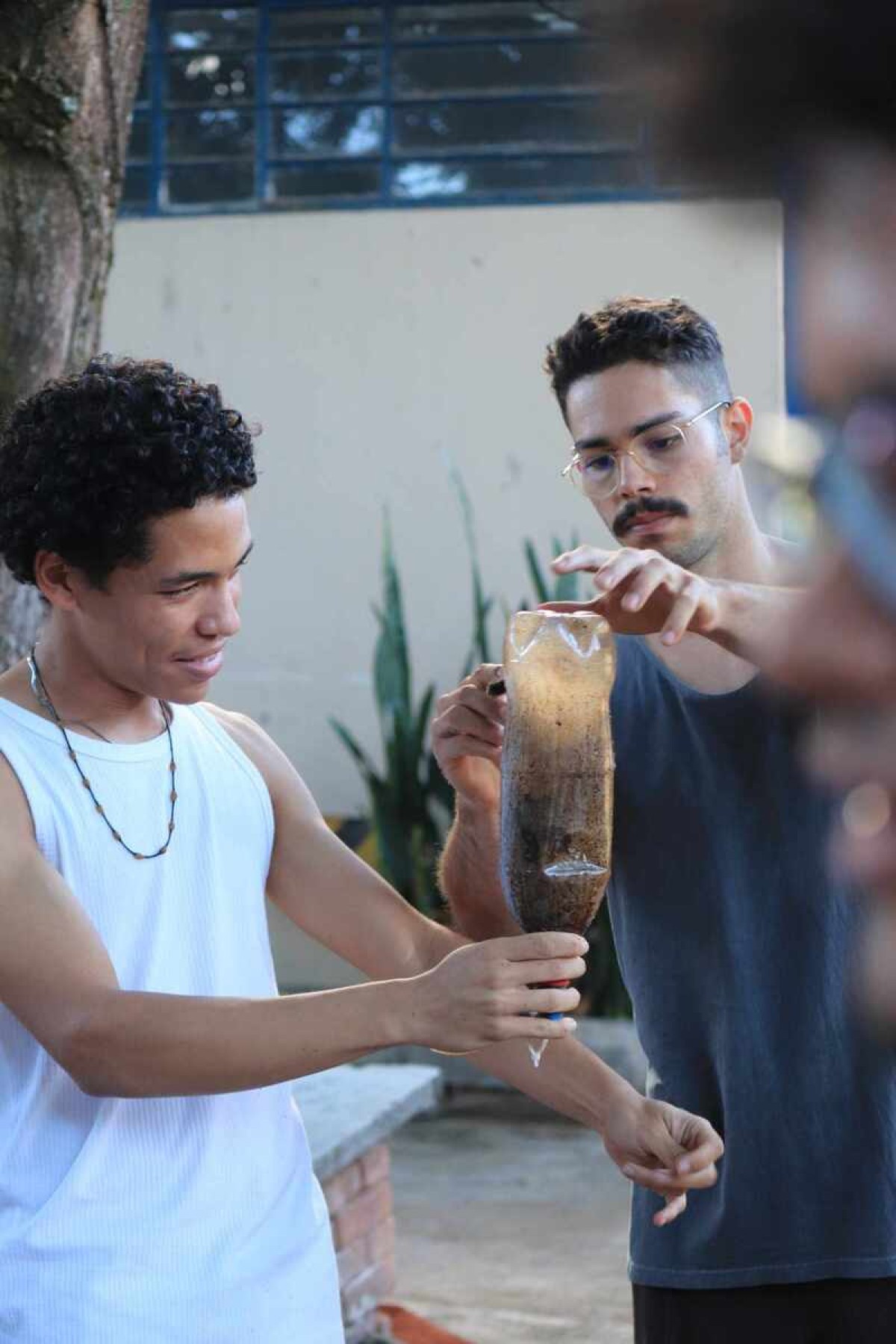 Gabriel (de branco) e Giuseppe decidiram criar o Meliponário da UnB