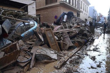 Chuvas deixaram um rastro de destruição em diversas cidades do país -  (crédito: JOSE JORDAN / AFP)