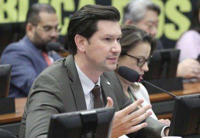 Autor do projeto, Gilson Marques fez críticas diretas ao governo federal ao comentar a iniciativa. Segundo ele, a restrição teria motivações políticas e limitaria o acesso da população a informações produzidas por esses mercados. -  (crédito: Vinicius Loures / Câmara dos Deputados) -Autor do projeto, Gilson Marques fez críticas diretas ao governo federal ao comentar a iniciativa. Segundo ele, a restrição teria motivações políticas e limitaria o acesso da população a informações produzidas por esses mercados. -  (crédito: Vinicius Loures / Câmara dos Deputados)