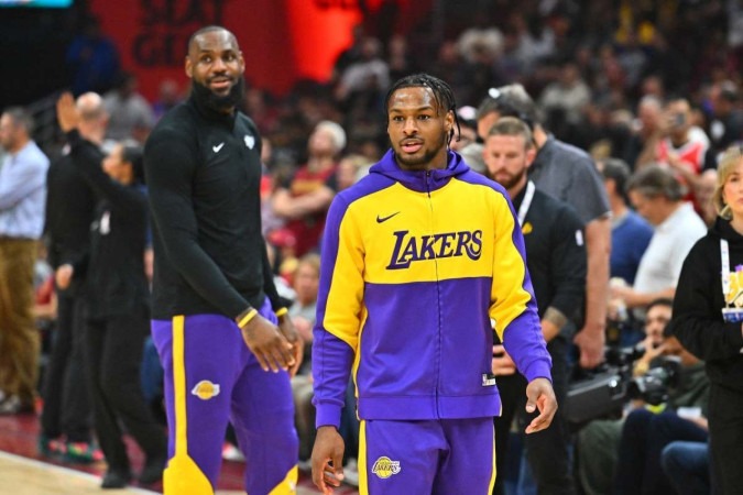 Enquanto Bronny somou os primeiros pontos, LeBron foi o cestinha da partida, com 26 pontos, seis rebotes e seis assistências. -  (crédito: Jason Miller / AFP)