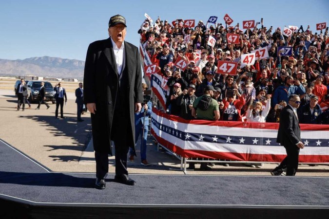 Donald Trump chega ao comício de campanha no Aeroporto Internacional de Albuquerque, no Novo México 