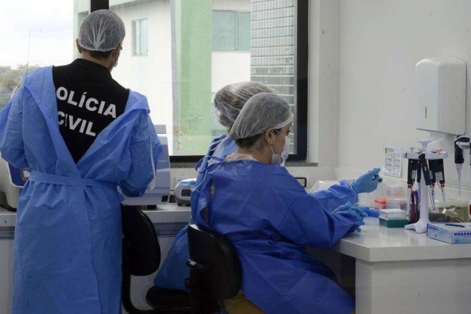 Cerca de 16 profissionais, entre peritos e legistas, atuam diariamente no IPDNA  -  (crédito:  Marcelo Ferreira/CB/D.A Press)