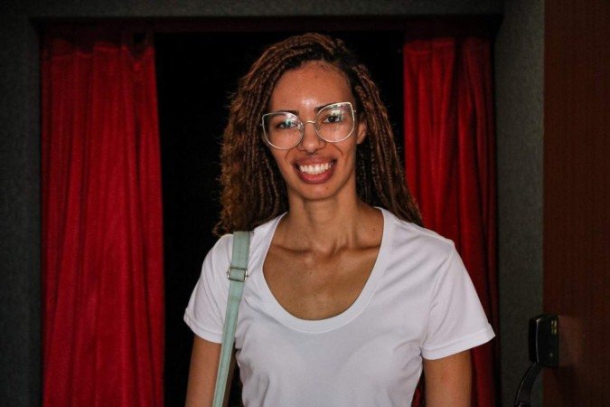A professora Isabela Fernandes acompanhou alunos no teatro