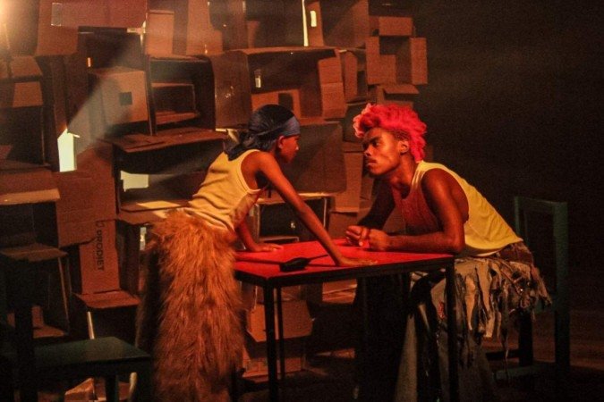 Os atores Malik Leôncio e Kalebe Lizan em cena