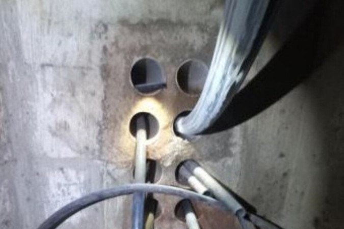 Fios conectados levam energia a locais, como escolas e hospitais