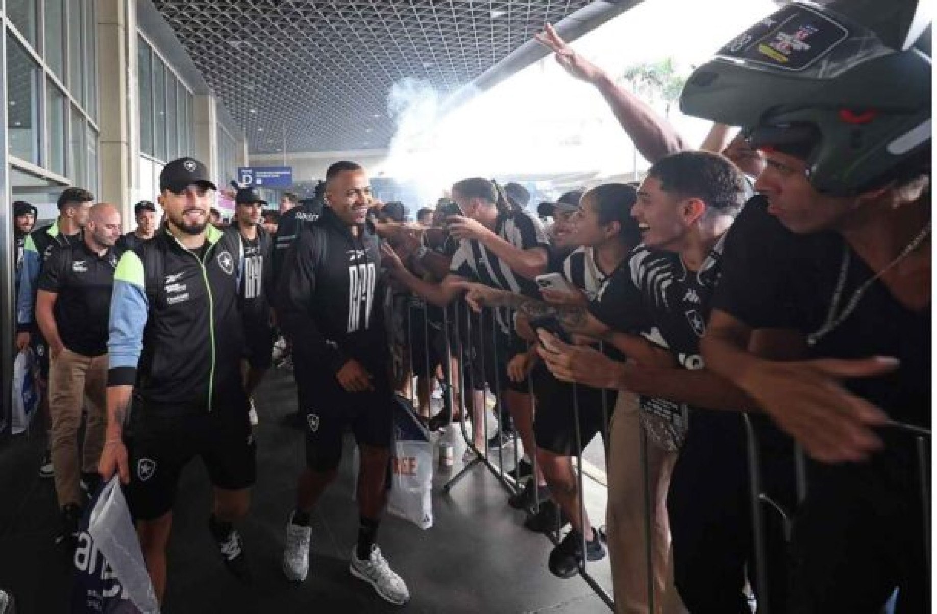 Botafogo desembarca no Rio após garantir vaga na final da Libertadores