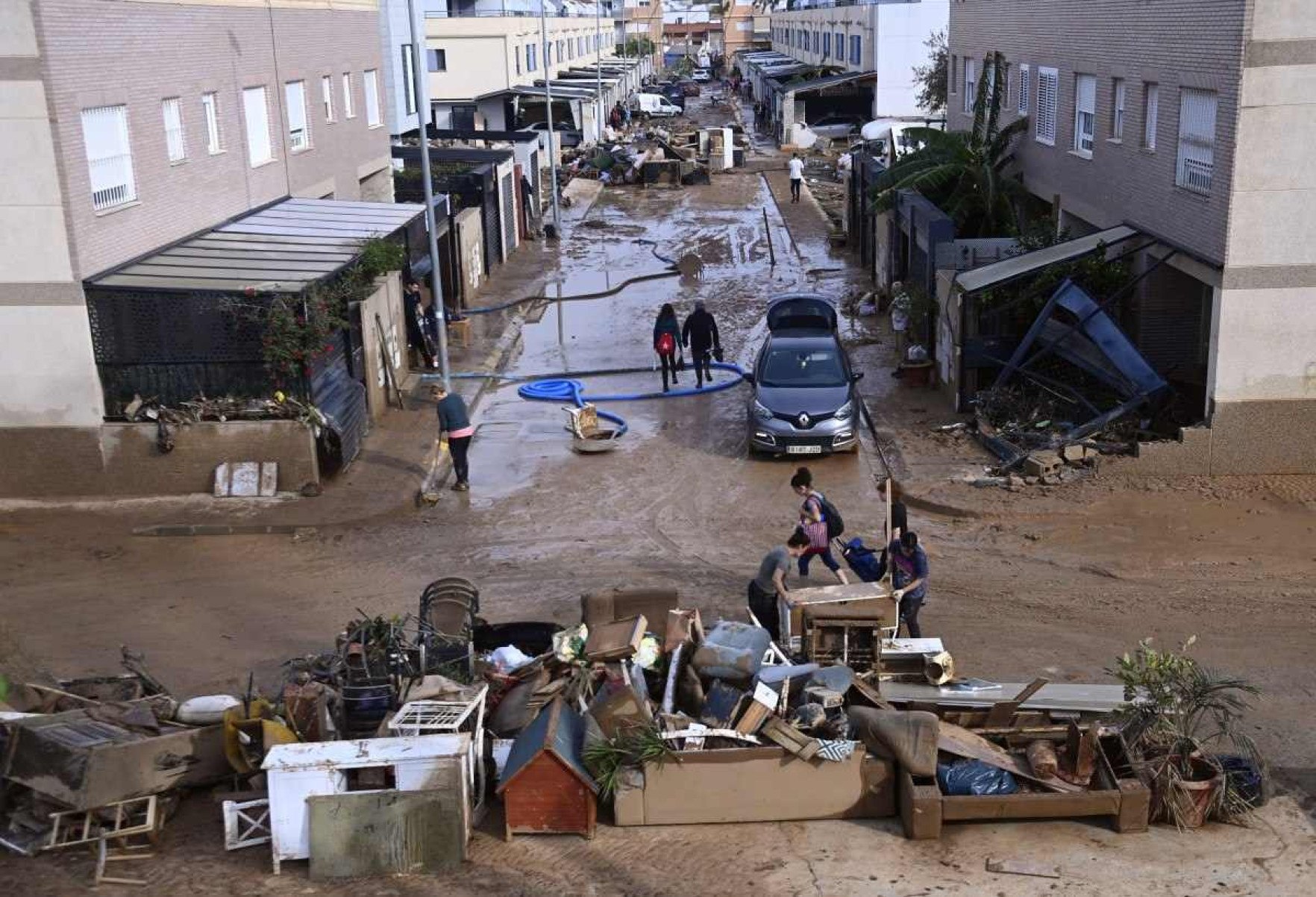 A devastação causada pelas enchentes é acompanhada globalmente      