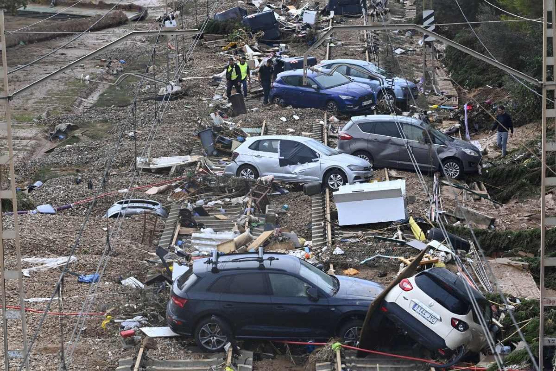 Carros foram arrastados pela enchente, alguns com pessoas dentro      