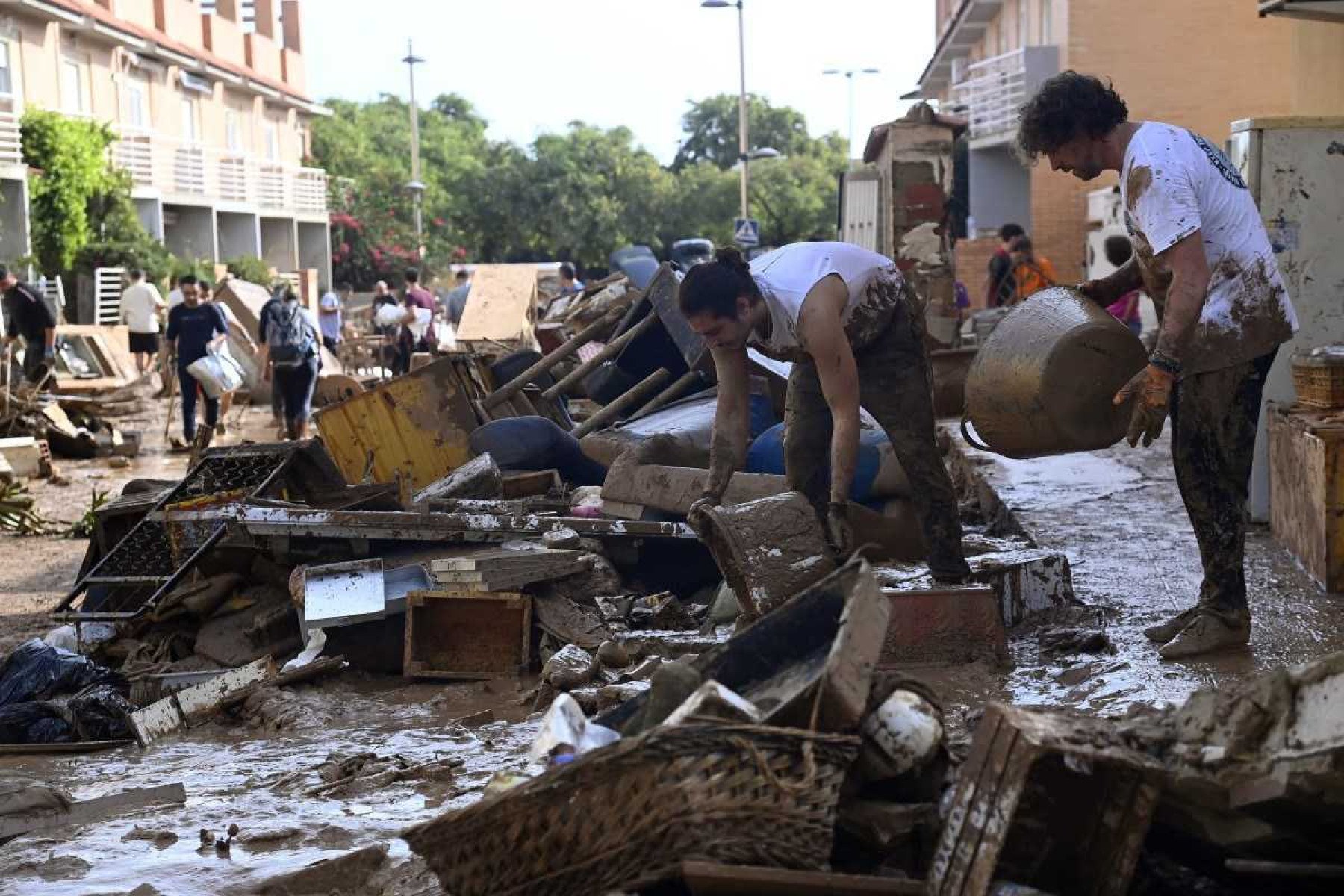 Mortes por enchentes na Espanha chegam a 205; cidades estão sem água e comida