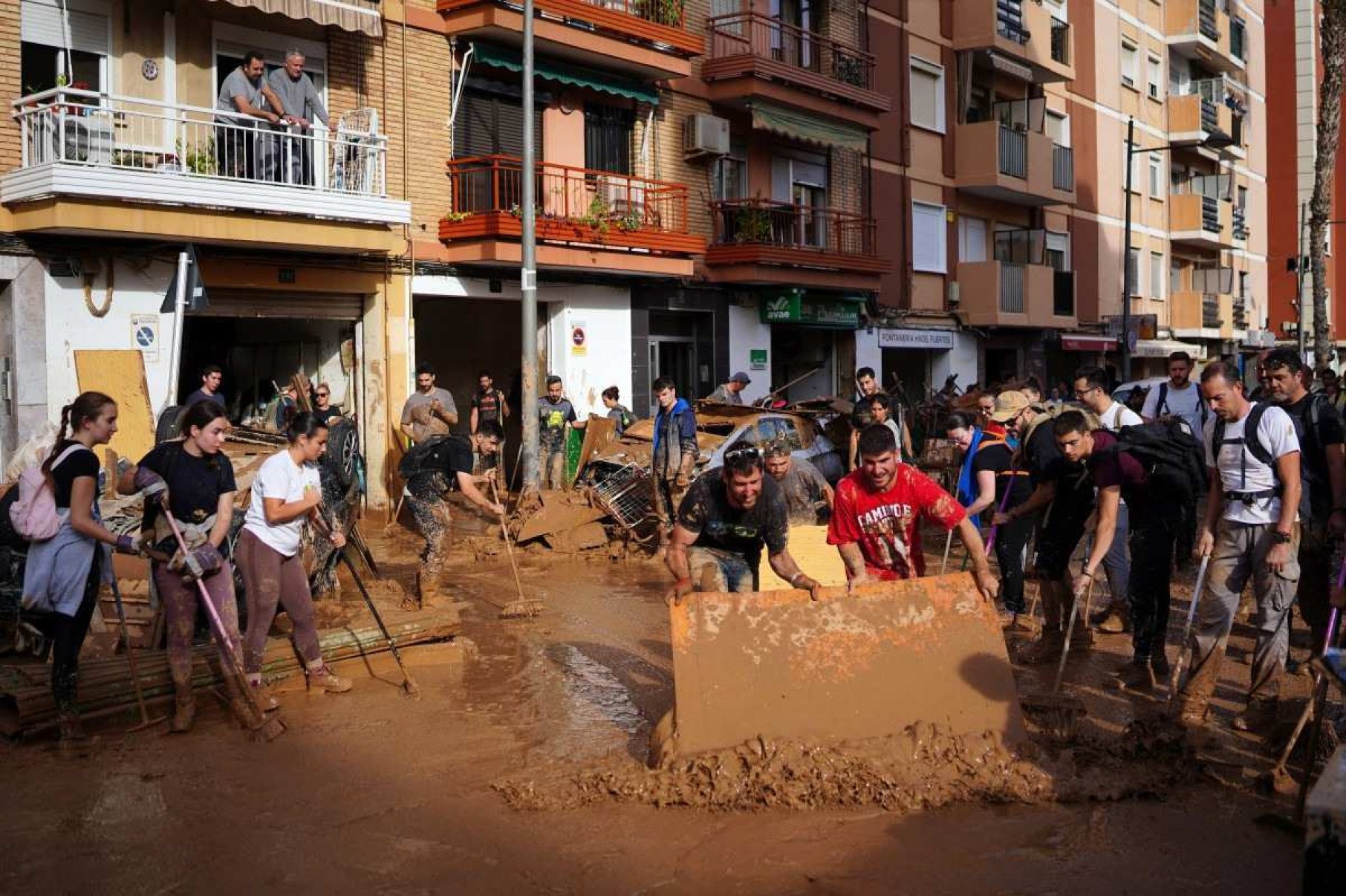 Voluntários se uniram aos moradores na limpeza das cidades      