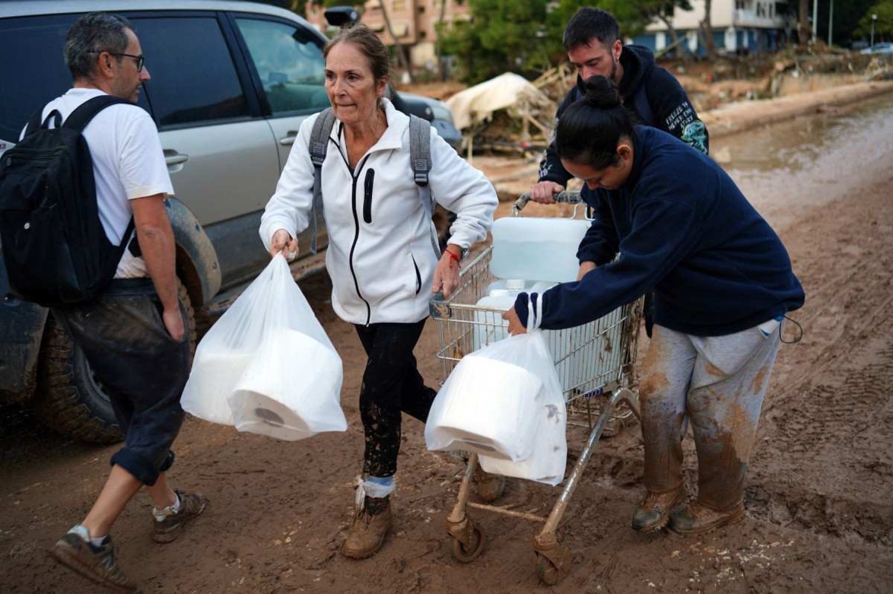 Voluntários chegam com água e mantimentos      